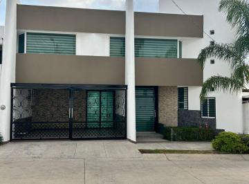 Casa de 3 habitaciones, León · Casa en Venta en Gran Jardin con 3 Recamaras 3 Baños Doble Altura