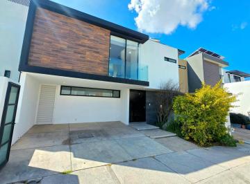 Casa · 190m² · 3 Recámaras · 2 Estacionamientos · Casa en Venta, en Zibata, Queretaro