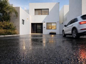 Casa · 250m² · 3 Recámaras · 3 Estacionamientos · Casa en Venta en Lomas de Juriquilla, 3 Recámaras, T.250 m², Cto de Servicio