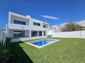 Casa · 400m² · 5 Recámaras · 3 Estacionamientos · Casa Nueva en Venta en Fracc. Burgos de Bugambilias, Temixco Morelos.
