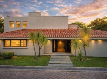 Casa · 448m² · 5 Recámaras · 4 Estacionamientos · Casa en Venta en Colomos Providencia en Coto