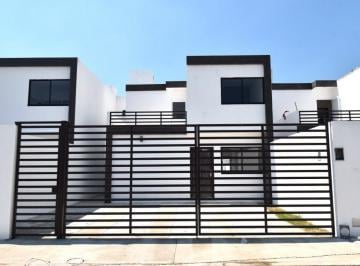 Casa de 3 habitaciones, Centro · Casa con Recamara en Planta Baja, Privada con Alberca