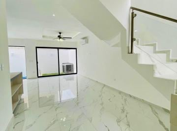 Casa · 170m² · 3 Recámaras · 2 Estacionamientos · Venta de Casa en Residencial Arbolada Cancun, Av Huayacan.