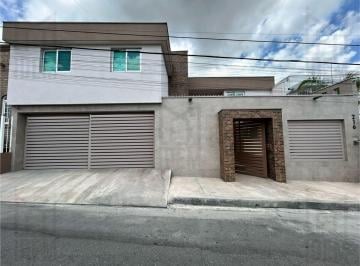 Casa · 344m² · 5 Recámaras · 2 Estacionamientos · 0301 - Casa en Venta en Colonia Cumbres 3er Sector