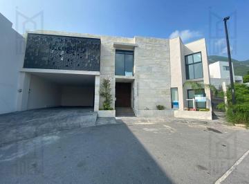 Casa · 450m² · 3 Recámaras · 3 Estacionamientos · 0733 - Casa en Venta en Carretera Nacional.