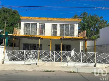 Casa · 284m² · 6 Recámaras · 3 Estacionamientos · Casa en Venta Para Remodelar en El Centro de Mérida, Yucatán