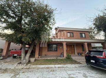 Casa de 5 habitaciones, Saltillo · Hermosa Casa en Residencial Al Norte con Amplio Jardín y Área Social