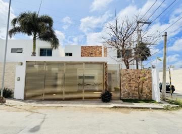 Casa · 240m² · 3 Recámaras · 2 Estacionamientos · Venta Casa Equipada de 3 Recamaras 4.5 Baños y Alberca, Esquina Atras de La Marista Temozon Norte