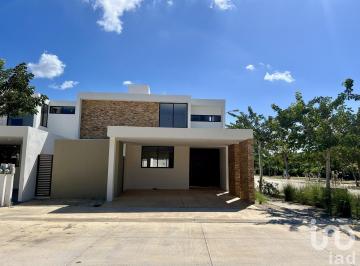 Casa · 258m² · 3 Recámaras · 2 Estacionamientos · Casa en Venta en Privada Zendera en Esquina Conkal Yucatan