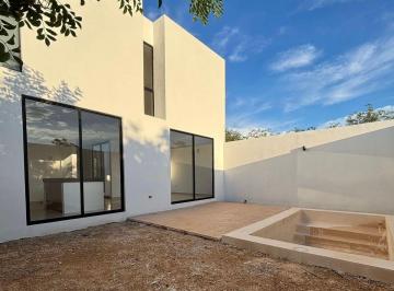 Casa de 3 habitaciones, Mérida · Casa de Entrega Inmediata, con Piscina, de 3 Recámaras, Cuarto de Servicio.