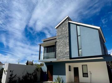 Casa · 300m² · 3 Recámaras · 2 Estacionamientos · Casa Eb Venta en Villa Bonita