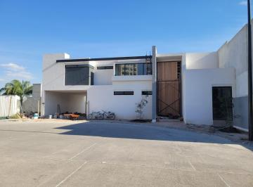 Casa · 446m² · 4 Recámaras · 3 Estacionamientos · Casa Nueva en Venta en Jardines del Campestre, Habitación en Planta Baja