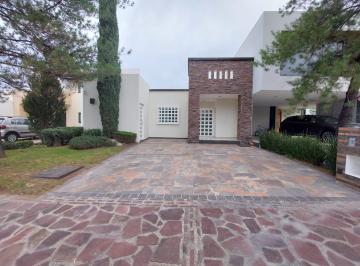 Casa · 300m² · 3 Recámaras · 2 Estacionamientos · Renta Casa en La Campiña, Gran Jardín, León, Guanajuato, Zona Norte