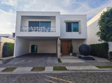 Casa · 313m² · 4 Recámaras · 3 Estacionamientos · Casa en Venta en El Cluster 222 a