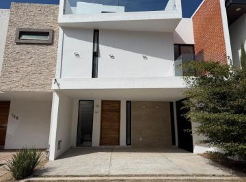 Casa de 3 habitaciones, Zapopan · Casa en Venta en Coto Alicante
