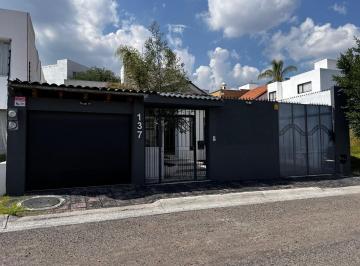 Casa · 255m² · 3 Recámaras · 3 Estacionamientos · Real de Juriquilla, Querétaro | Venta Casa de un Piso, Suite Independiente y 385 m² de Terreno