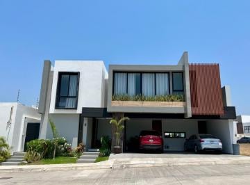 Casa · 374m² · 5 Recámaras · Casa en Venta en Fracc. Lomas del Dorado