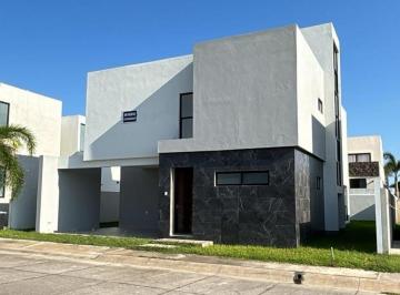 Casa · 230m² · 4 Recámaras · 3 Estacionamientos · Casa - Fraccionamiento Río del Dorado