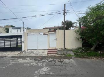 Casa · 214m² · 4 Recámaras · 2 Estacionamientos · Casa - El Manantial