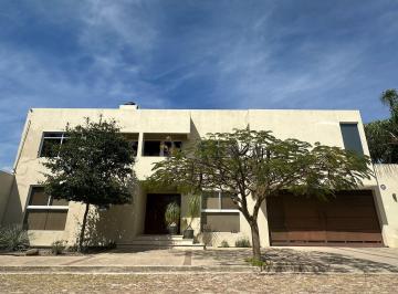Casa · 455m² · 5 Recámaras · 4 Estacionamientos · Casa Remodelada en Venta en San Jorge Residencial, 5 Habitaciones con Jardin Amplio, Cerca de Punto