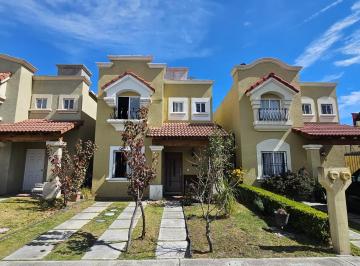 Casa · 144m² · 3 Recámaras · 2 Estacionamientos · Casa en Venta de 3 Recámaras, 2 Baños Completos, Área de Tv en Hacienda Lomas Urbi Calimaya