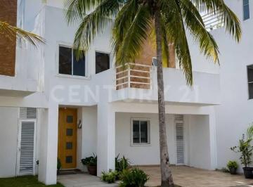 Casa en condominio · 176m² · 5 Recámaras · 2 Estacionamientos · Casa de 3 Niveles con 5 Recámaras en Residencial La Joya