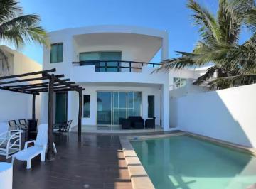 Casa · 500m² · 4 Recámaras · 2 Estacionamientos · Casa en Frente de Mar en Chicxulub