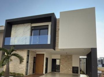 Casa · 332m² · 4 Recámaras · 2 Estacionamientos · Casa con Alberca en Venta en Playas del Conchal