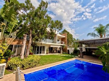 Casa · 450m² · 4 Recámaras · 2 Estacionamientos · Casa en Venta en Cuernavaca, Lomas del Sol, Vigilancia, Alberca