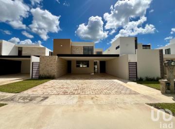 Casa · 306m² · 4 Recámaras · 4 Estacionamientos · Casa en Venta en Privada Parque Natura, Cholul