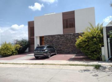 Casa de 3 habitaciones, León · Casa en Venta en Porta Fontana con 3 Recamaras, 3 Pisos, 3 Estacionamientos, Vistas