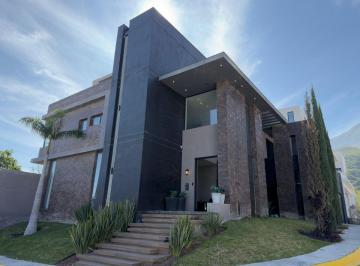 Casa de 5 habitaciones, Monterrey · Casa en Venta en Monterrey Zona Carretera Nacional Sierra Alta