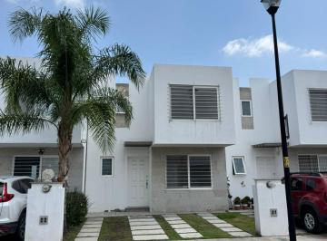 Casa en condominio de 3 habitaciones, Corregidora · Casa con Alberca y Terreno Excedente