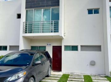 Casa · 140m² · 3 Recámaras · 3 Estacionamientos · Venta de Casa en Long Island Cancun, Av Huayacan
