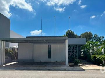 Casa · 367m² · 4 Recámaras · 3 Estacionamientos · Casa en Venta de un Piso en Jardines de La Rejoyada, Mérida, Yucatán.