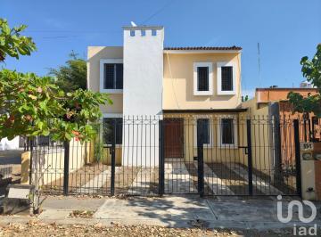 Casa · 139m² · 4 Recámaras · 2 Estacionamientos · Casa en Venta en Esquina en Real Bugambilias, Villa de Álvarez, Colima