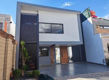 Casa · 352m² · 4 Recámaras · 2 Estacionamientos · Casa en Venta en Parque Santiago