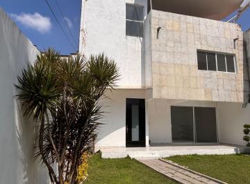 Casa · 188m² · 4 Recámaras · 2 Estacionamientos · Venta de Casa en Fraccionamiento Las Fincas, Jiutepec