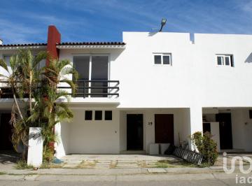 Casa · 177m² · 3 Recámaras · 2 Estacionamientos · Casa en Venta en Puerto Vallarta Privada El Capricho