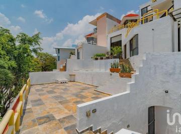 Casa · 343m² · 5 Recámaras · 2 Estacionamientos · Casa en Lomas de Cuernavaca con Vistas Panorámicas, Alberca y Bungalow