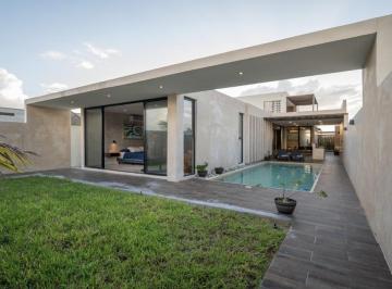 Casa · 327m² · 3 Recámaras · 2 Estacionamientos · Venta Casa 3 Recámaras con Alberca y Rooftop con Vista Al Mar a 100 m del Mar Km²1 San Benito