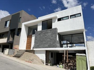 Casa · 324m² · 3 Recámaras · 4 Estacionamientos · Casa Nueva en Venta en Zona Esmeralda, Fraccionamiento Cerrado