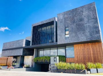Casa · 1391m² · 6 Recámaras · 10 Estacionamientos · Casa en Venta en Residencial Nubia