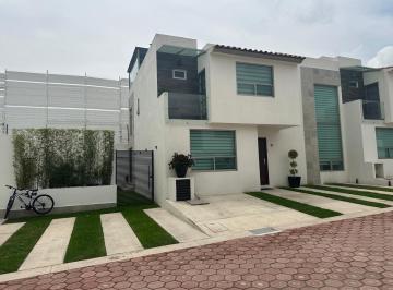Casa · 230m² · 3 Recámaras · 5 Estacionamientos · Casas Nuevas Residenciales con Jardín y Roof Garden, Acabados de Lujo Ubicadas en Cacalomacan