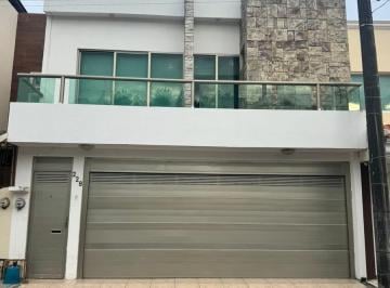 Casa · 220m² · 4 Recámaras · 2 Estacionamientos · Casa en Fraccionamiento Laguna Real