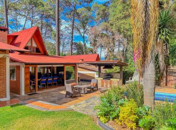 Casa · 200m² · 4 Recámaras · 1 Estacionamiento · Cabaña con Bungalow en Venta | Centro de Avándaro | Valle de Bravo
