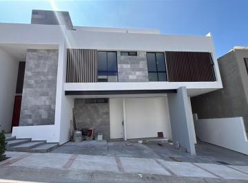 Casa · 470m² · 4 Recámaras · 4 Estacionamientos · Casa en Club de Golf La Loma