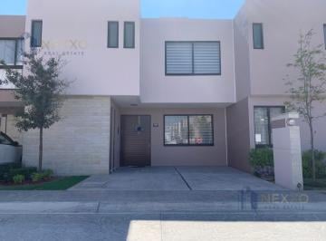 Casa · 171m² · 3 Recámaras · 2 Estacionamientos · Casa en Venta en Querétaro ¡Con Recámara en Planta Baja!