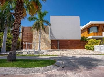 Casa · 600m² · 5 Recámaras · 5 Estacionamientos · Casa en Venta Puerto Cancun