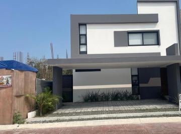 Casa · 4 Recámaras · 2 Estacionamientos · Vía Cumbree Casa en Venta